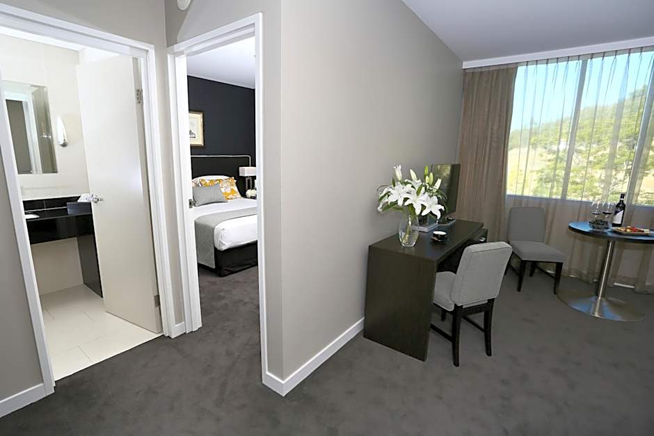 Springfield Lakes Hotel