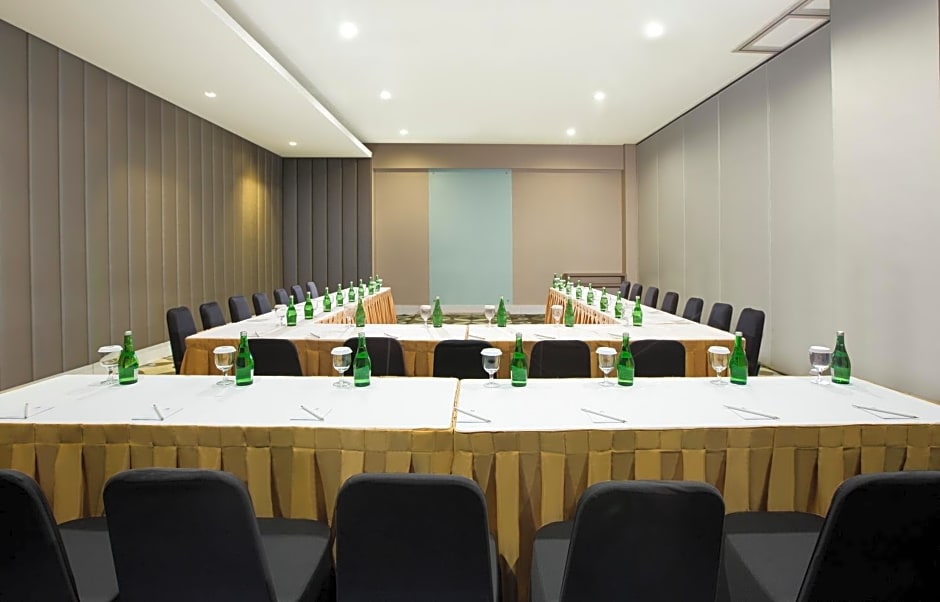 Aston Bellevue Radio Dalam