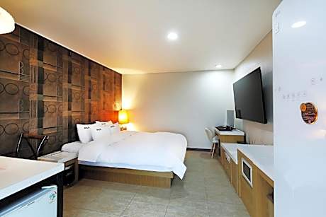 Superior King Room - Free Breakfast for 2 people (Not provided on Monday)