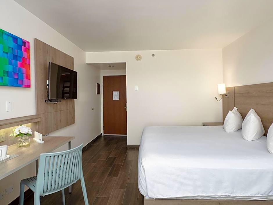 Hotel Mesaluna Near American Consulate