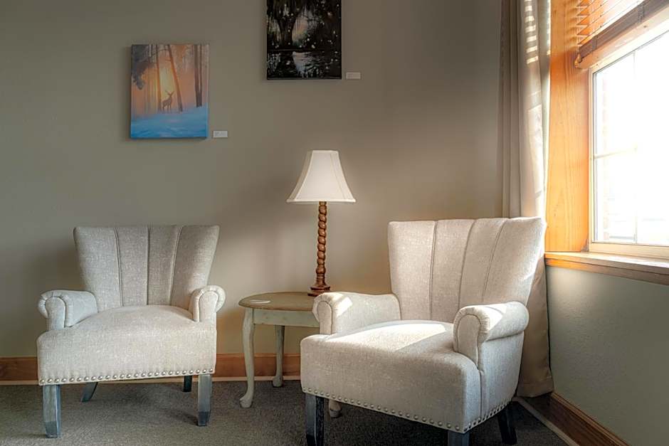 The NuWray Hotel & Carriage House