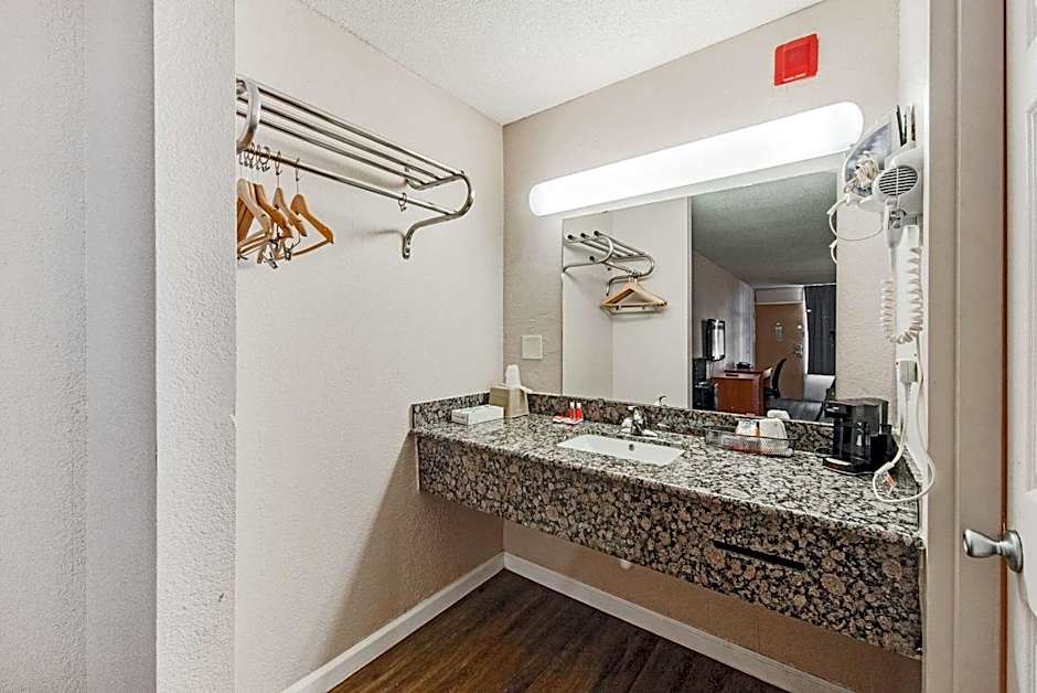 Econo Lodge Inn & Suites Bricktown