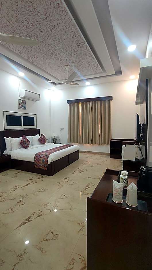 Photo 1 of 21 of Superior 1 King Bed