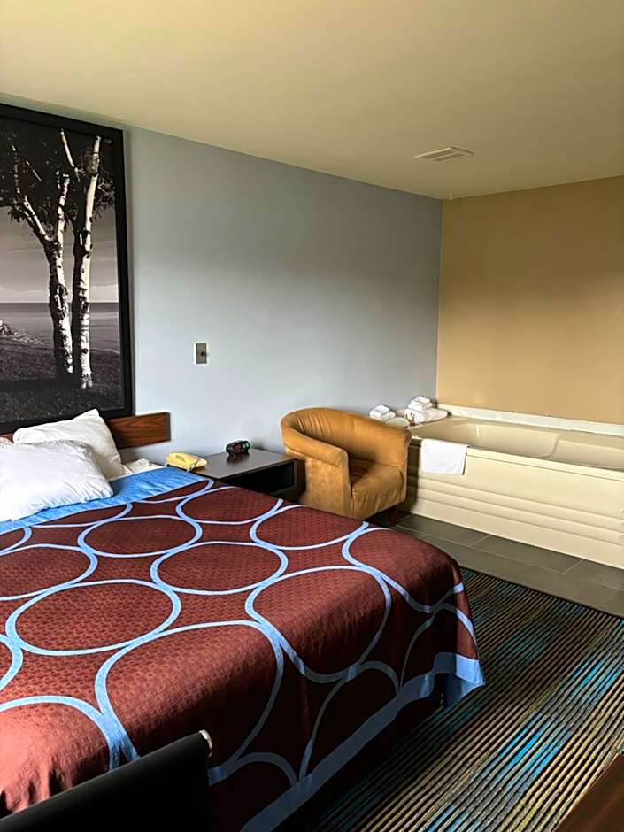 Photo 1 of 5 of Deluxe 1 Queen Bed