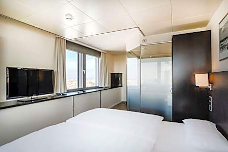 Superior Corner Room City View