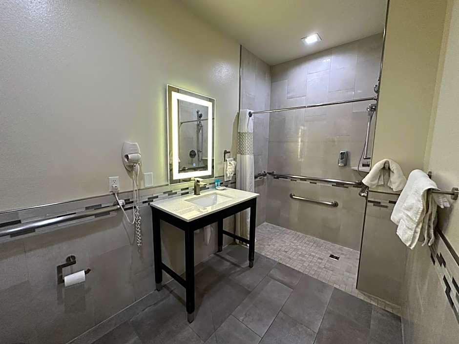 Scottish Inn and Suites