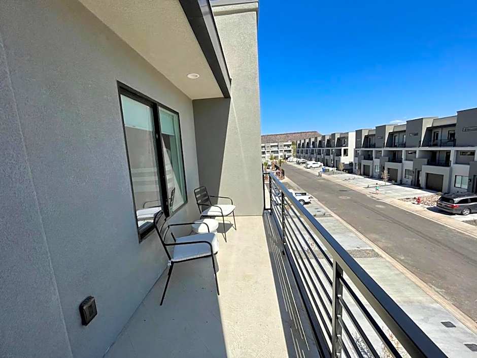 New Family-Friendly Townhome w/ Pool & Hot Tub