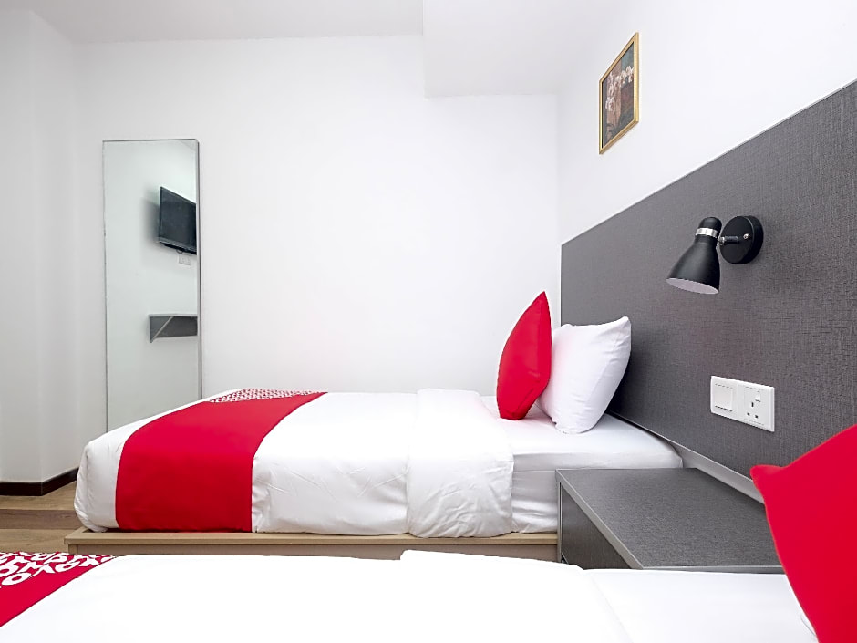 OYO 44043 First Garden Hotel