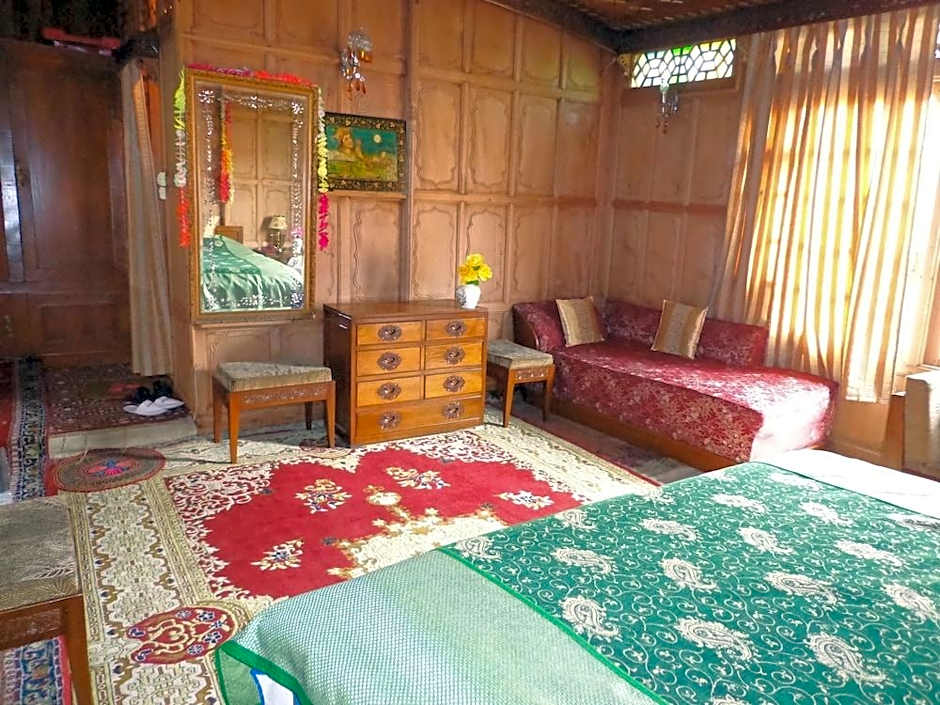 Alif Laila Group of Houseboat