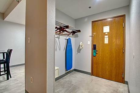 Deluxe Queen Studio