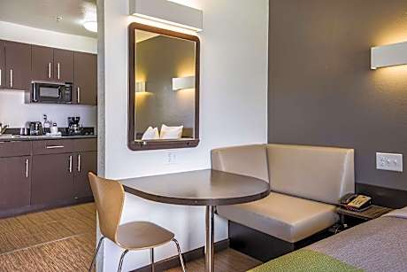 2 QUEEN BEDS | SUITE, NSMK, KITCHEN