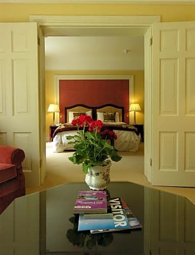 Ross Lake House Hotel