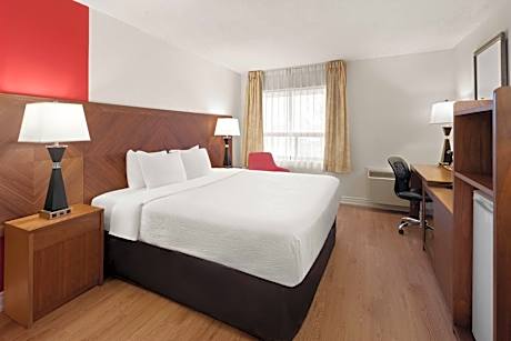 1 King Bed, River View, Non-Smoking