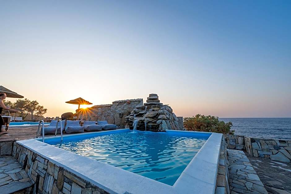 Cavos Bay Hotel & Studios