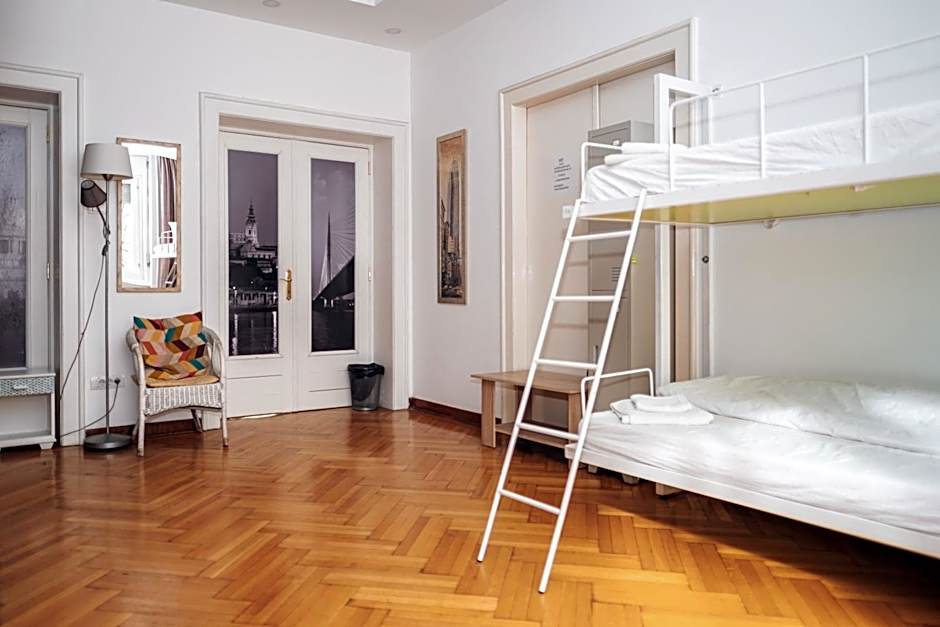 Central 4 Bedroom 154m2 Apartment with terrace