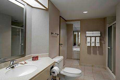 Signature Club, Club Lounge Access, Guest Room, 1 King, Harbor View, Whirlpool
