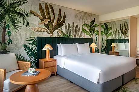 Deluxe King Room with Plaza View and Balcony - Theme Park Access