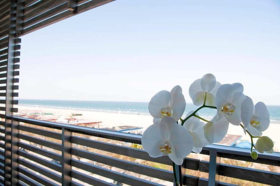 Kiss Beachfront Hotel & Restaurant