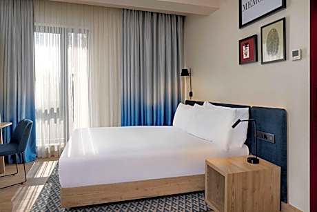 Queen Room with Roll-In Shower - Mobility Accessible/Non-Smoking
