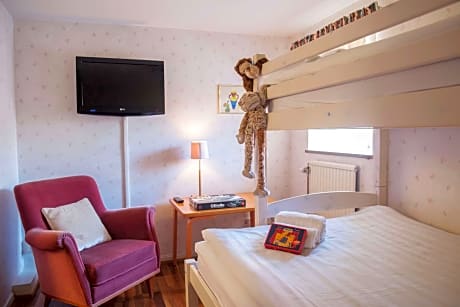 2 Single Beds, Non-Smoking, Family Room, Bunk Beds, Wi-Fi, Full Breakfast