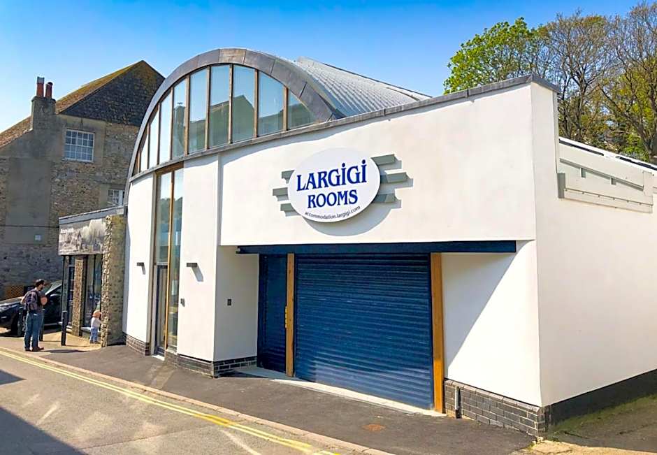 Largigi Rooms, Close to the Beach and Town Centre, Parking available