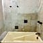 VILLA PARA 8p 6A 2M dentro del HOTEL a un costado del Krystal IXTAPA cuenta con playa y WIFI