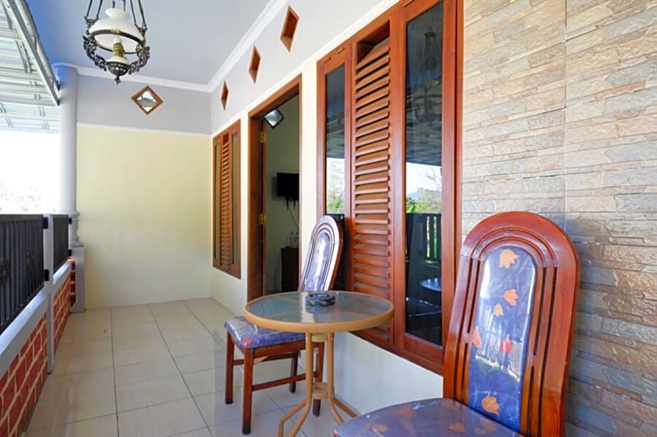 RedDoorz Syariah near Alun Alun Pacitan 2