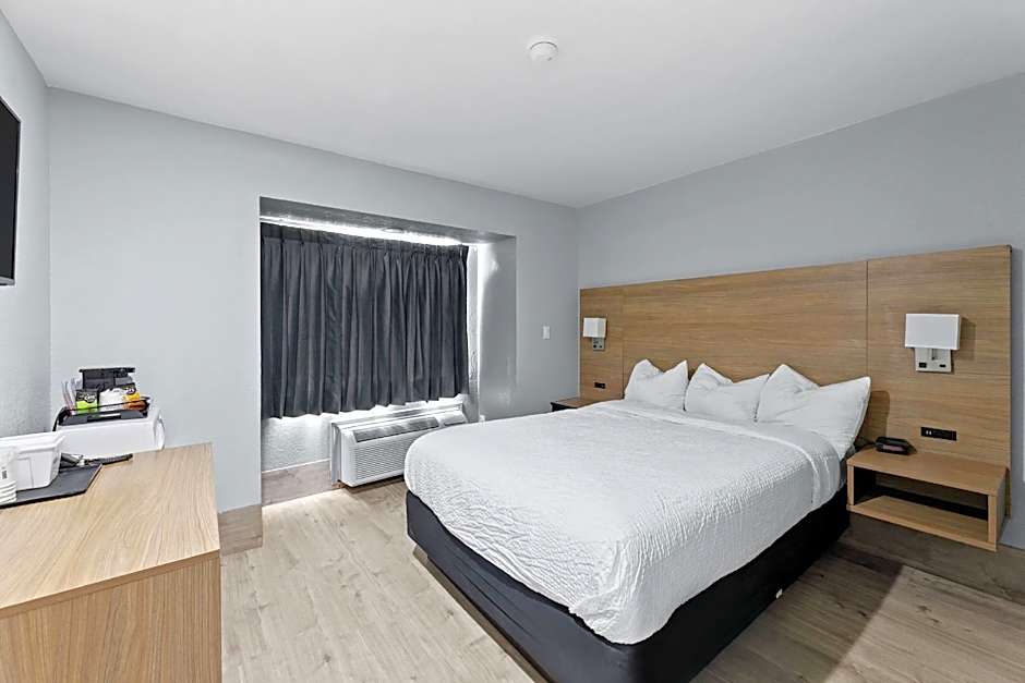 Photo 1 of 2 of 1 King Bed, Mobility Accessible Room, Bathtub with Grab Bars, Non-Smoking