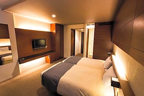 Modern Twin Room with Shared Bathroom - Non-Smoking