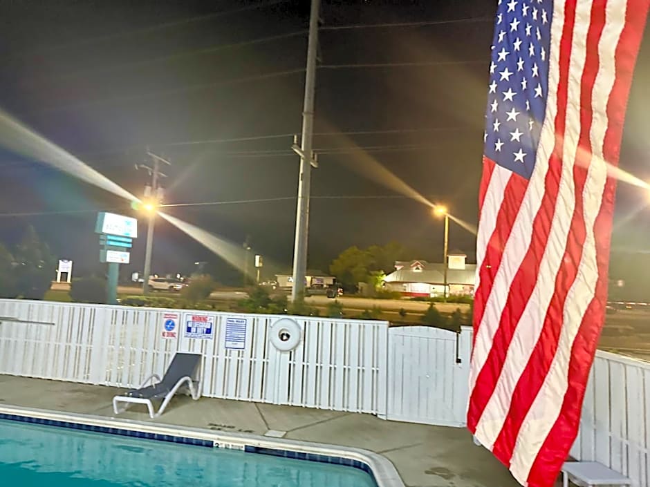 New 2025-Ocean Sands Beach Boutique Inn-Sauna and Salt-Mineral Pool -Free Beach Bikes and Famous Beach-Nightly Popcorn-Bathrobes and Sunscreen in all rooms-Ultra Sparkling-Free Laundry-4 Grand Presidential Black Beds in all rooms-Savings#252-242-SAND