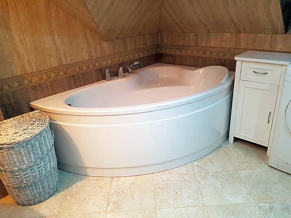 Dom z Sauną i Jacuzzi- na wyłączność lub pokoje