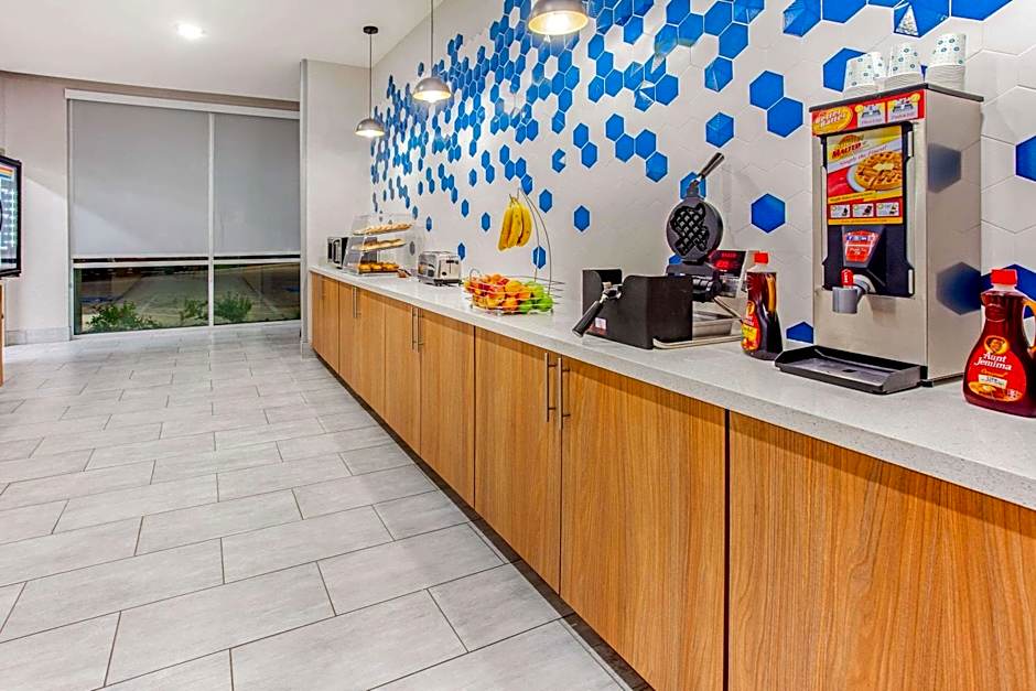 La Quinta Inn & Suites by Wyndham San Antonio Alamo City