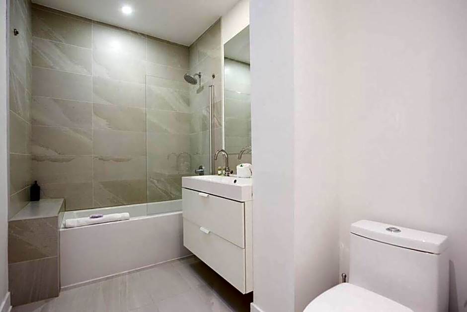 Design 3 bedroom flat with private terrace in Little Italy by Denstays