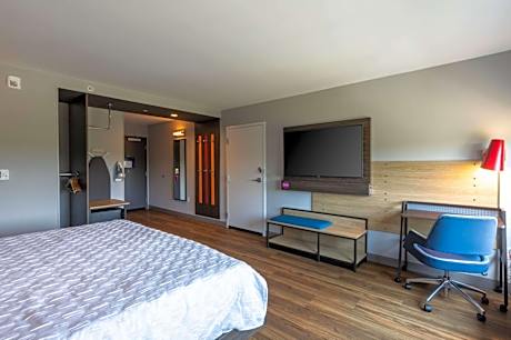 King Room with Roll-In Shower - Mobility Access