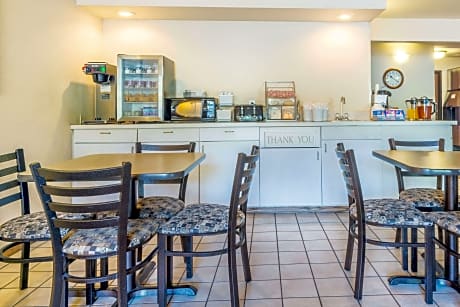 Super 8 by Wyndham Louisa