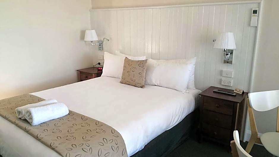 Photo 1 of 5 of Executive Family 1 Queen Bed