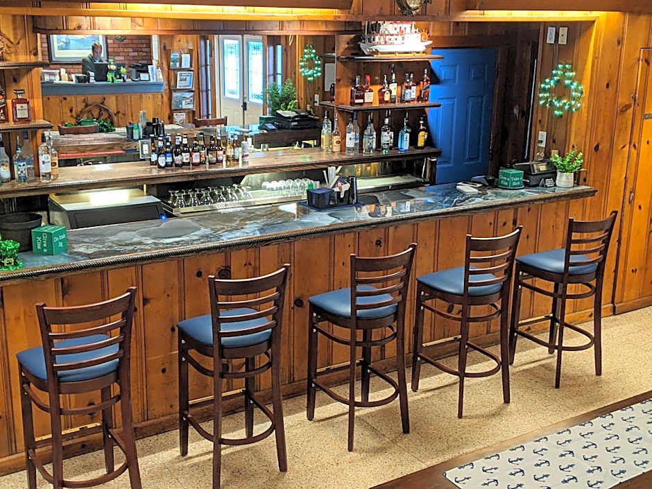 Riverboat Inn & Suites