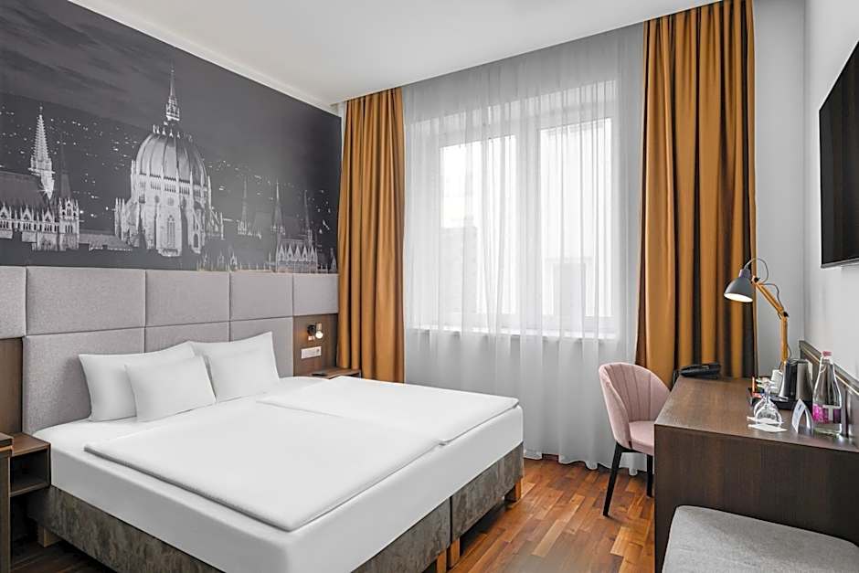 12 Revay Hotel