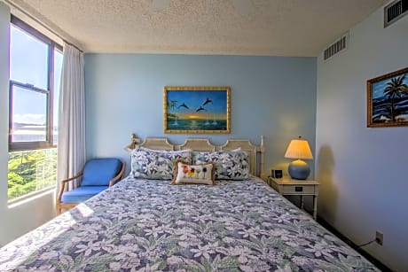 Corner One-Bedroom Apartment with Balcony and Oceanfront View