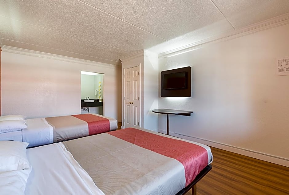 Motel 6 Dallas Market Center