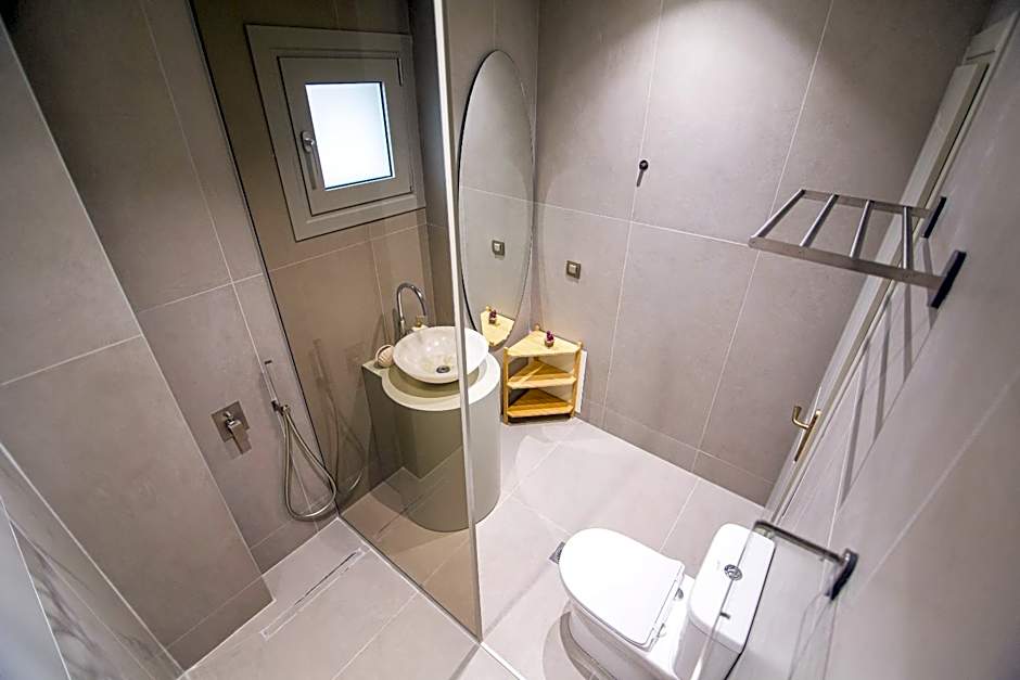 IO Luxury Pool & Hot Tub Suites