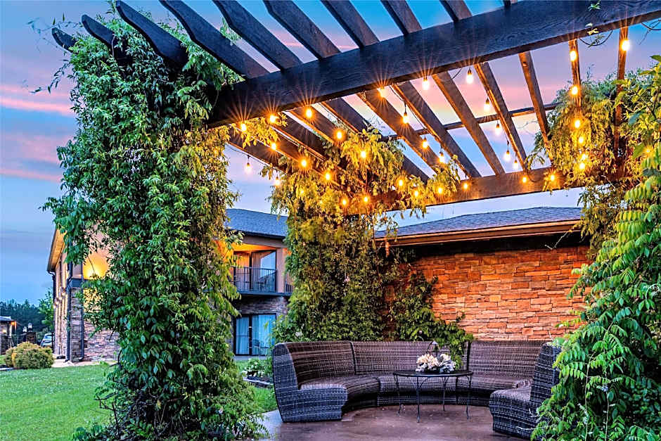 Aiden by Best Western Warm Springs Hotel and Event Center