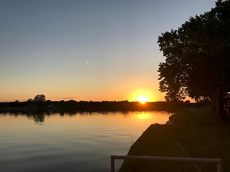 Oasis Lake Buchanan