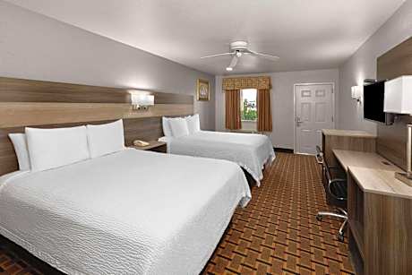 Queen Room with Two Queen Beds - First Floor/Smoking
