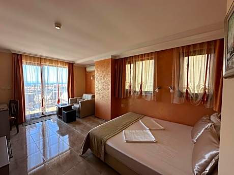 Studio with Spa Bath