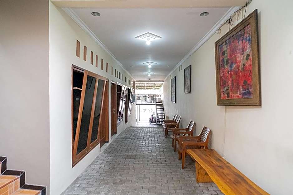 RedDoorz At Villa Akbar 3