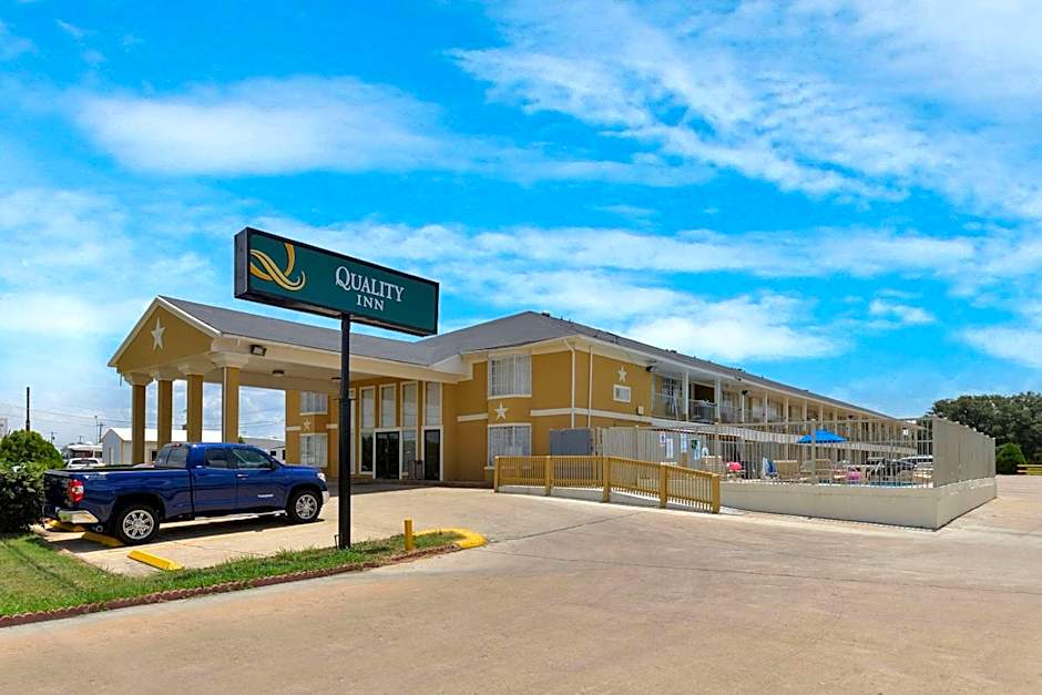 Photo 1 of 17 of Quality Inn Gonzales