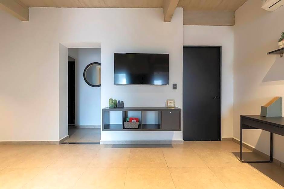 P402 Private balcony Apt 3Bdrm 2bth AC Rooftop