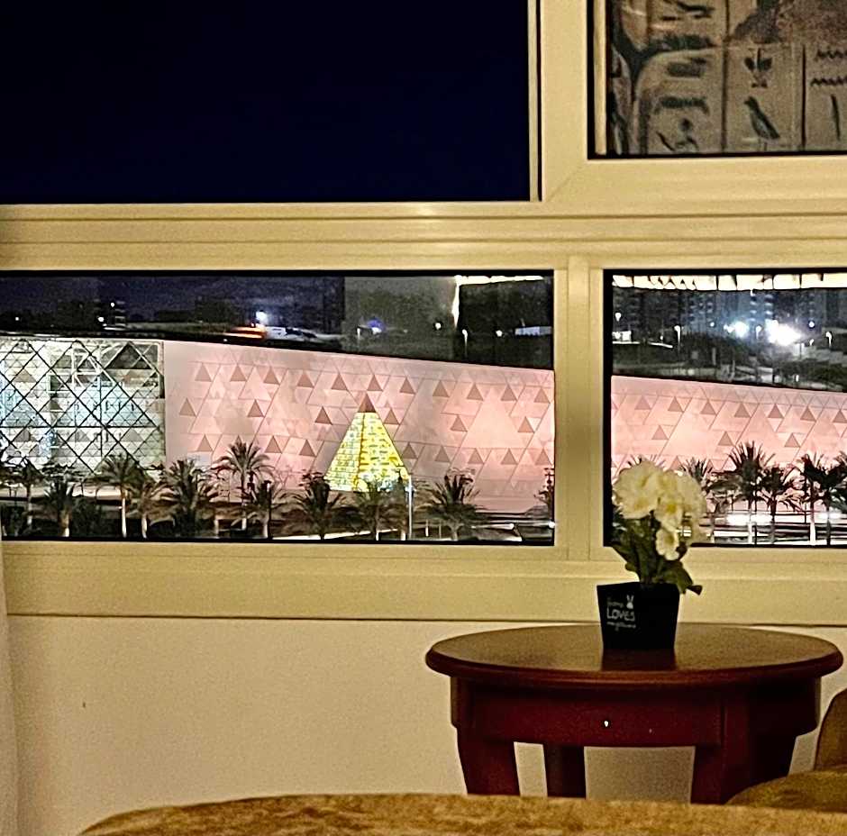 New Museum, Pyramids inn