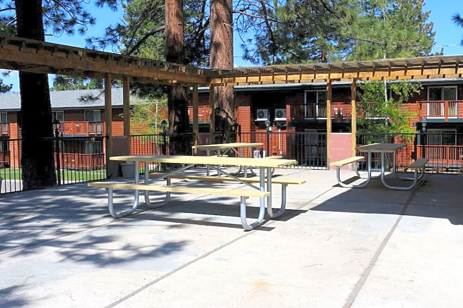 Bluelake Inn @ Heavenly Village